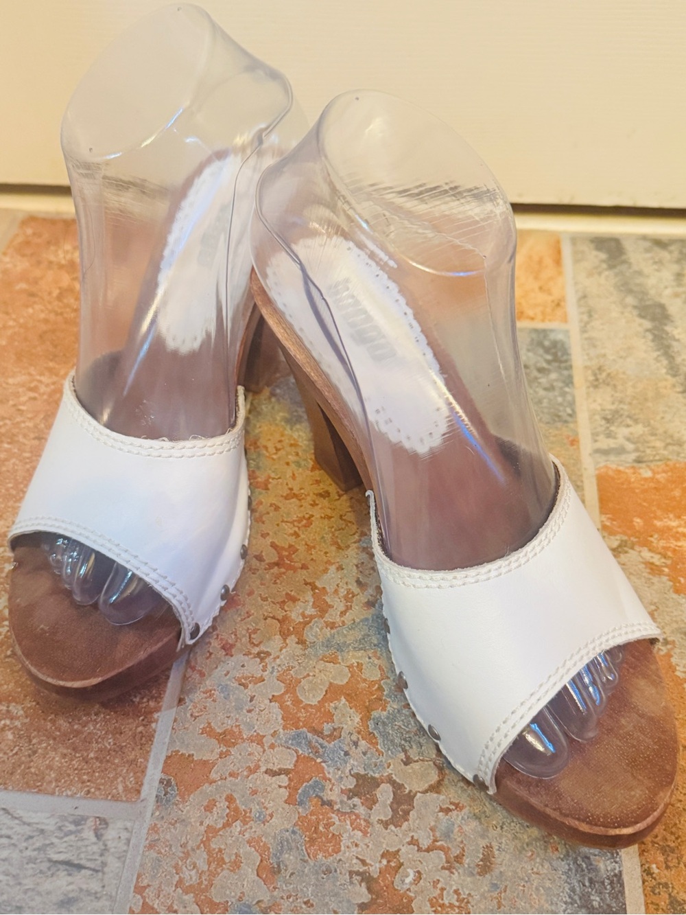 Fabulous BONGO White Wooden White Leather/WoodeSlide Heels/Metal Decor on Heels!